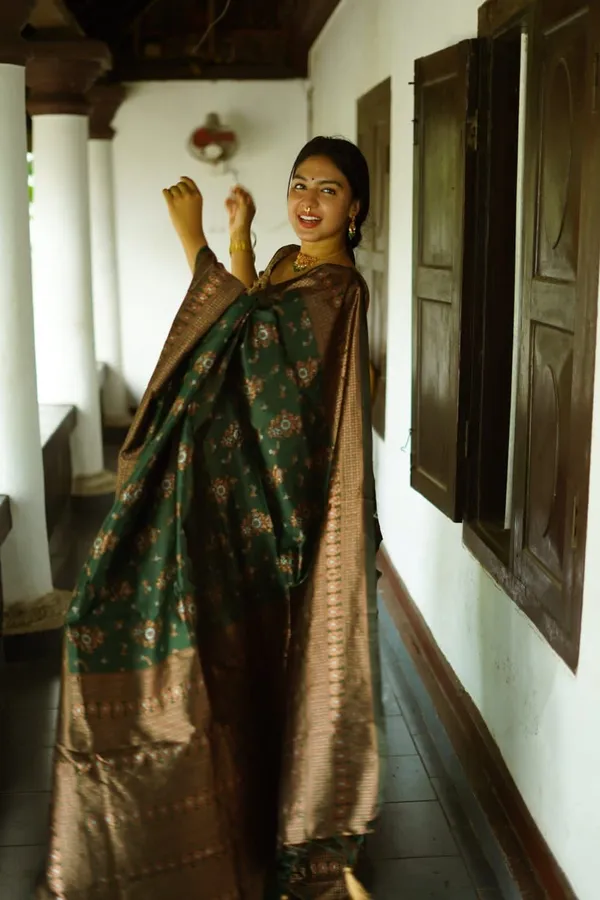 Precious_Green_Soft_Silk_Saree_With_Energetic_Blouse_Piece