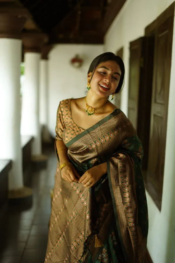 Precious_Green_Soft_Silk_Saree_With_Energetic_Blouse_Piece