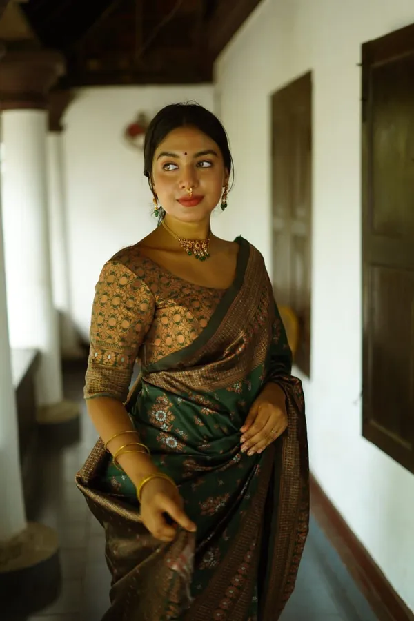 Precious_Green_Soft_Silk_Saree_With_Energetic_Blouse_Piece