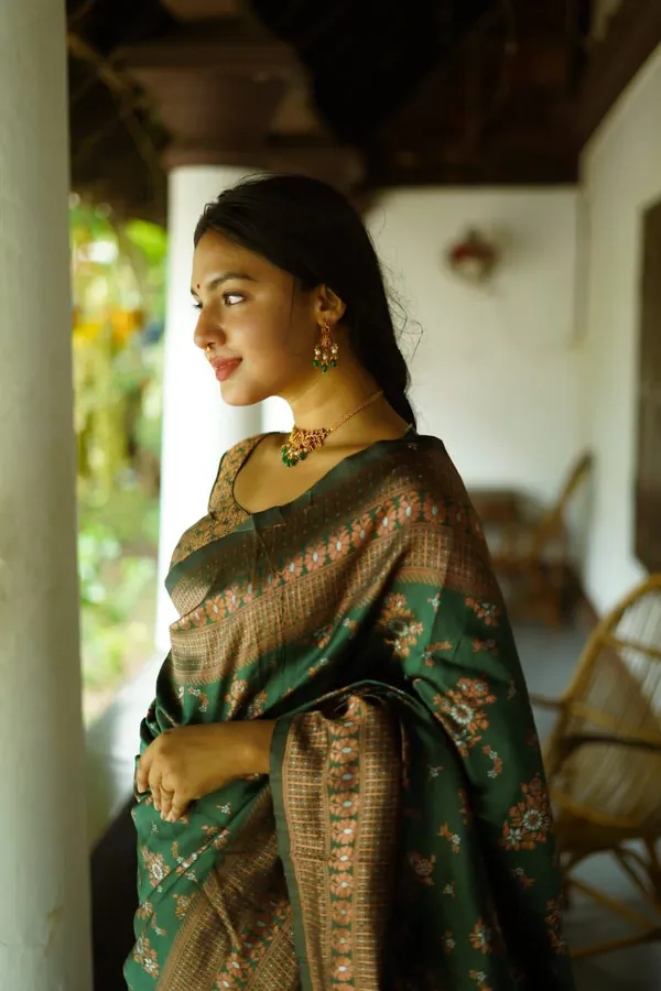 Precious_Green_Soft_Silk_Saree_With_Energetic_Blouse_Piece