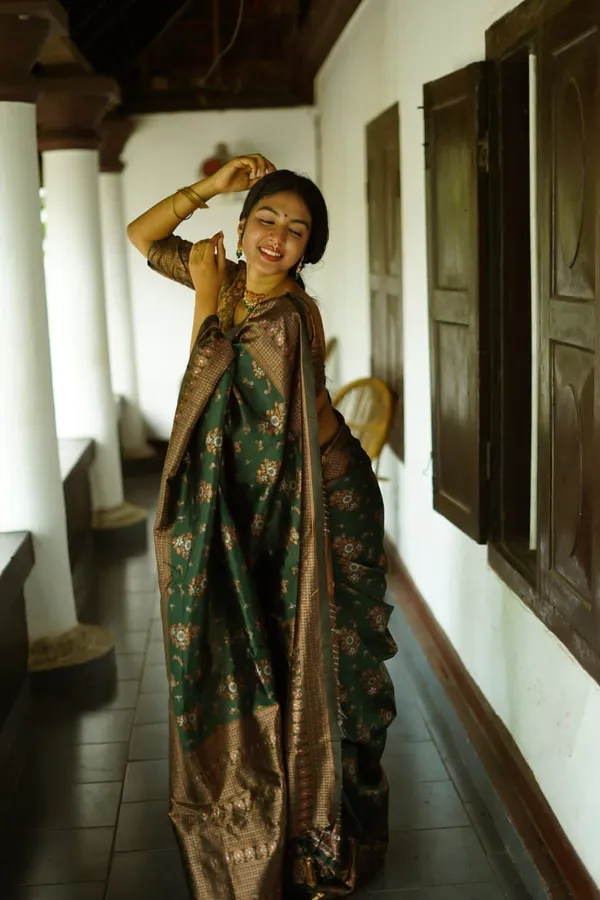 Precious_Green_Soft_Silk_Saree_With_Energetic_Blouse_Piece