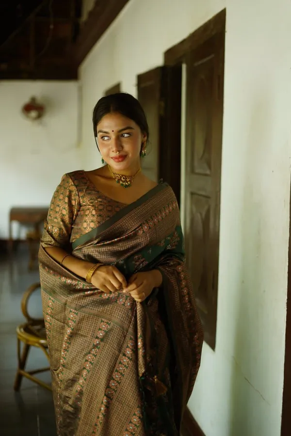 Precious_Green_Soft_Silk_Saree_With_Energetic_Blouse_Piece