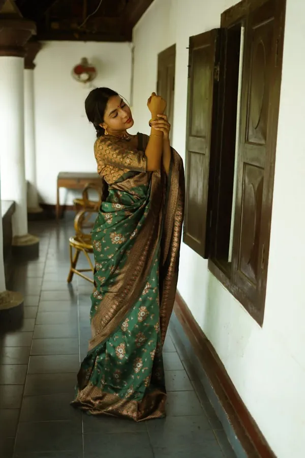 Precious_Green_Soft_Silk_Saree_With_Energetic_Blouse_Piece