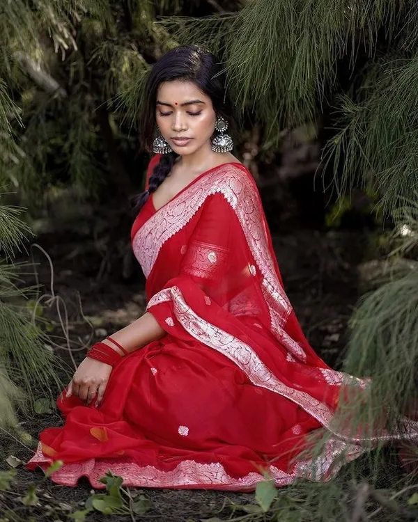 Sophisticated_Red_Cotton_Silk_Saree_With_Elegant_Blouse_Piece
