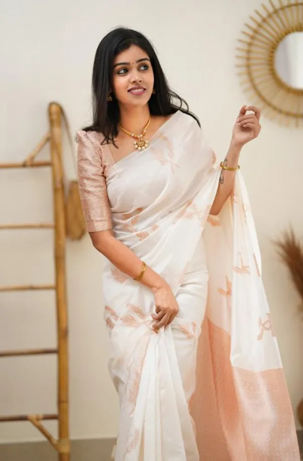 Staring_White_Soft_Silk_Saree_With_Breathtaking_Blouse_Piece