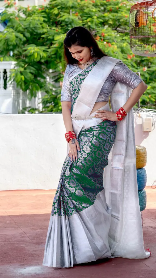 Supernal_Green_Soft_Silk_Saree_With_Incomparable_Blouse_Piece