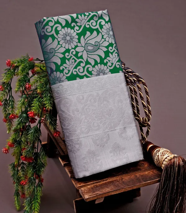 Supernal_Green_Soft_Silk_Saree_With_Incomparable_Blouse_Piece