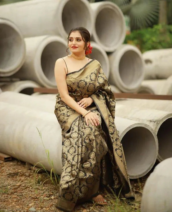 Trendy_Black_Silk_Saree_With_Marvellous_Blouse_Piece