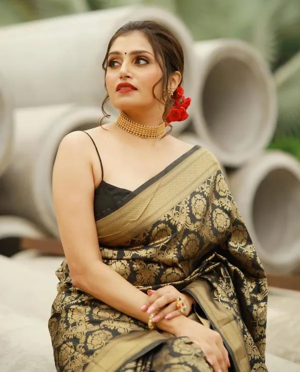 Trendy_Black_Silk_Saree_With_Marvellous_Blouse_Piece