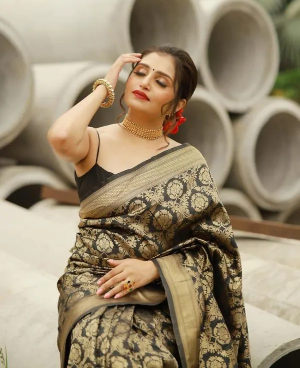 Trendy_Black_Silk_Saree_With_Marvellous_Blouse_Piece