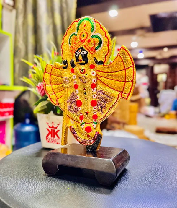 Vrindavan_Banke_Bihari_ji_maharaj_Shri_krishna_Idol_with_Wooden_base