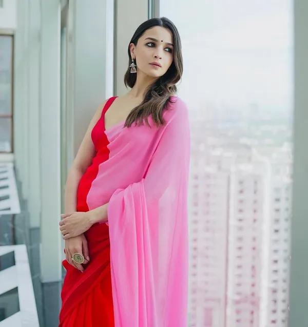 https://cdn-image.blitzshopdeck.in/ShopdeckCatalogue/tr:f-webp,w-600,fo-auto/63cfa6eefb83240012f3f25b/media/Gratifiying_Pink_and_Red_color_Alia_Bhatt_Bollywood_Georgette_Saree_with_Fantabulous_Blouse_Piece_AXEY0V9ZOV_2023-09-02_1.jpeg__INDIAN LINEN SAREE