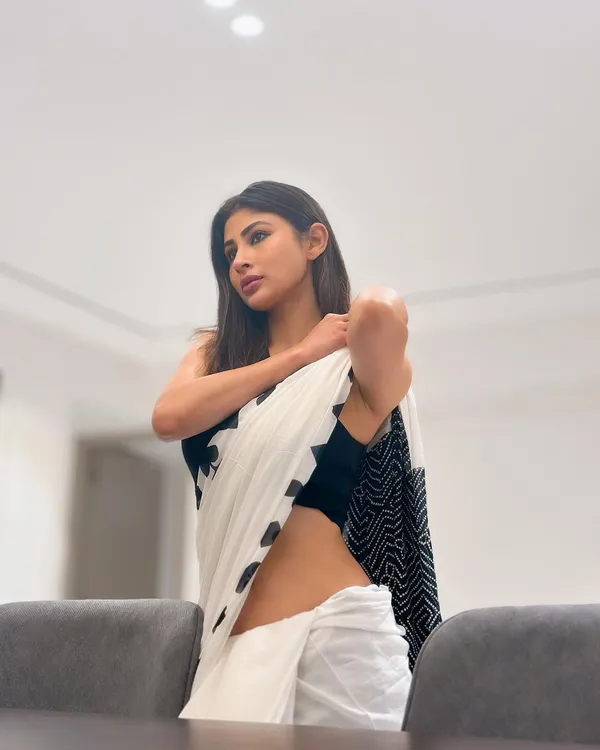 White_Colour_Linen_Saree_(With_Unstitched_Blouse_Piece)_(For_Women)