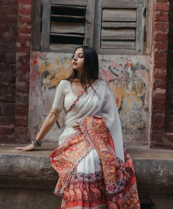 White_Linen_Saree_with_Digital_Print_and_Unstitched_Blouse_Piece