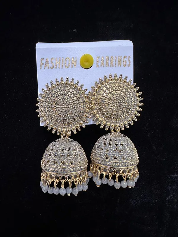 https://cdn-image.blitzshopdeck.in/ShopdeckCatalogue/tr:f-webp,w-600,fo-auto/6415958f1a426000122ef29a/media/AARNA_GOLD_PLATED_PEARL_BEADED_KUNDAN_JHUMKA_EARRING_PZWU6ZUOSF_2024-02-16_1.jpg__Aarna Jewel