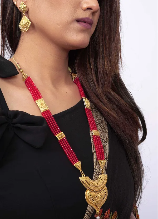 https://cdn-image.blitzshopdeck.in/ShopdeckCatalogue/tr:f-webp,w-600,fo-auto/6415958f1a426000122ef29a/media/AARNA_KUNDAN_RED_PEARL_NECKLACE__EARRINGS_SET_3ZEASWX67I_2024-02-17_1.jpg__Aarna Jewel