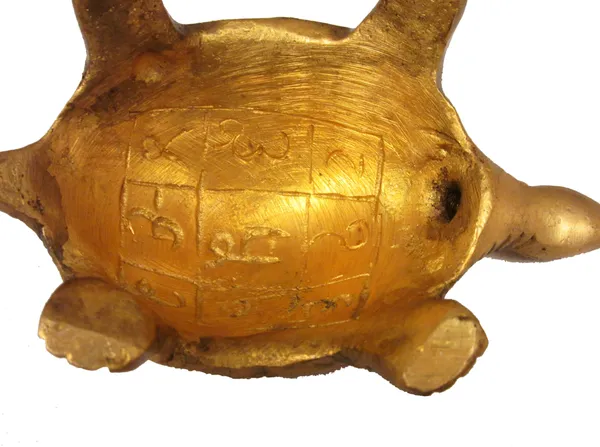 Decorative_Showpiece_-_3_Cm_(Brass,_Gold)