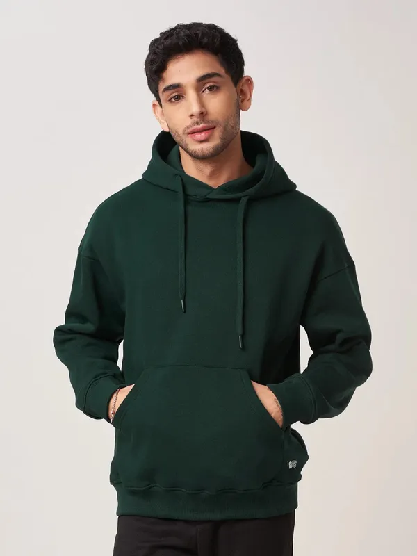 https://cdn-image.blitzshopdeck.in/ShopdeckCatalogue/tr:f-webp,w-600,fo-auto/646221e5b61dc20016b62659/media/Solid_B.Green_Hoodie_1703150255272_pixnbznz193q1ij.jpg