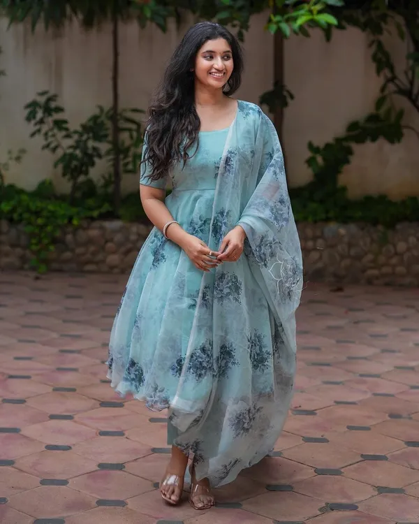 Anarkali_set_with__self_floral_dupatta.