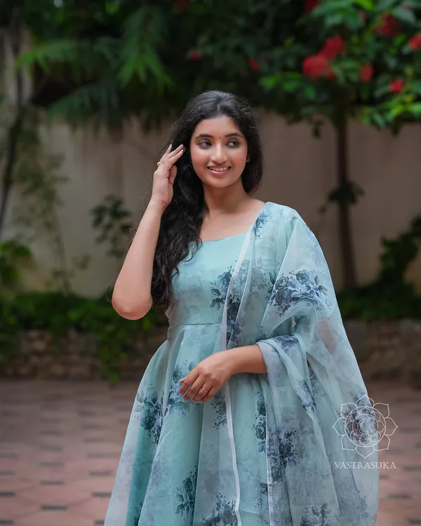 Anarkali_set_with__self_floral_dupatta.