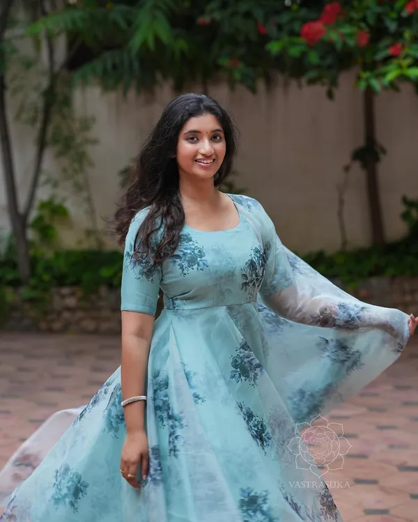 Anarkali_set_with__self_floral_dupatta.