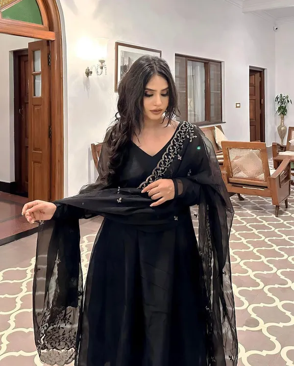 Black_Georgette_Gown_With_Dupatta