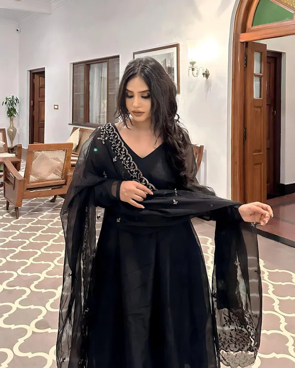 Black_Georgette_Gown_With_Dupatta