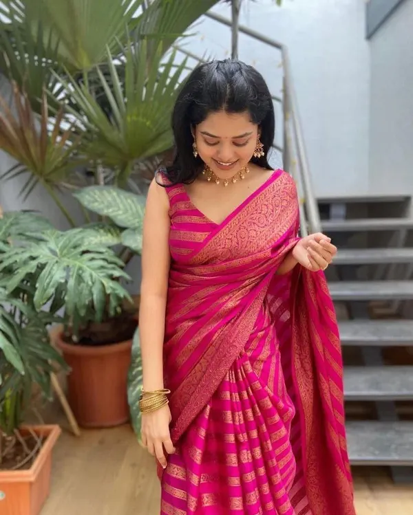 Women's_Kanjivaram_Soft_Lichi_Silk_Saree_With_Blouse_Piece