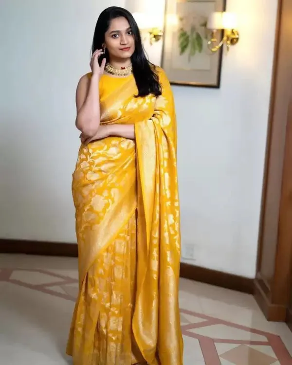 Saree_with_Floral_Woven_Motifs