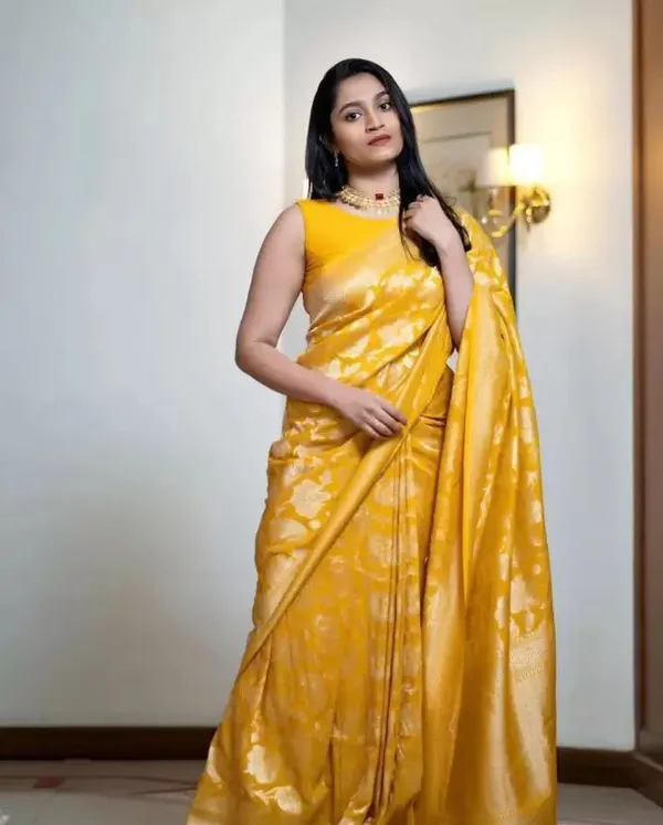Saree_with_Floral_Woven_Motifs
