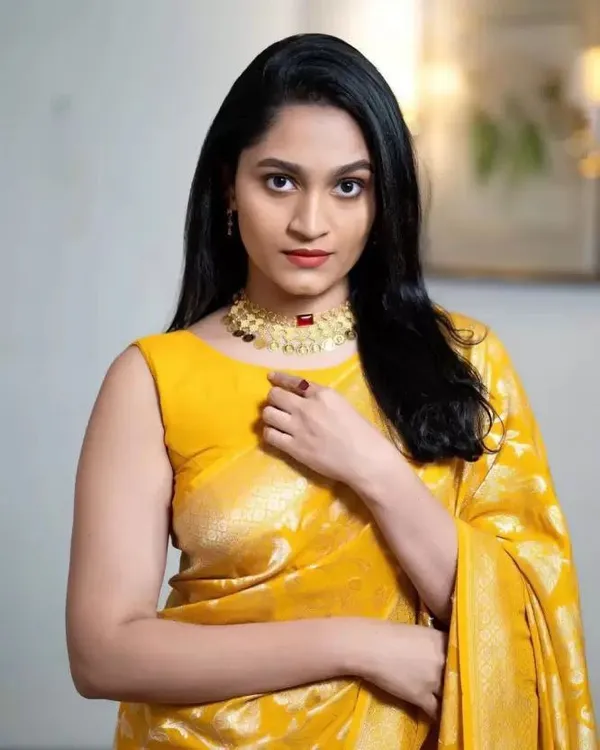 Saree_with_Floral_Woven_Motifs