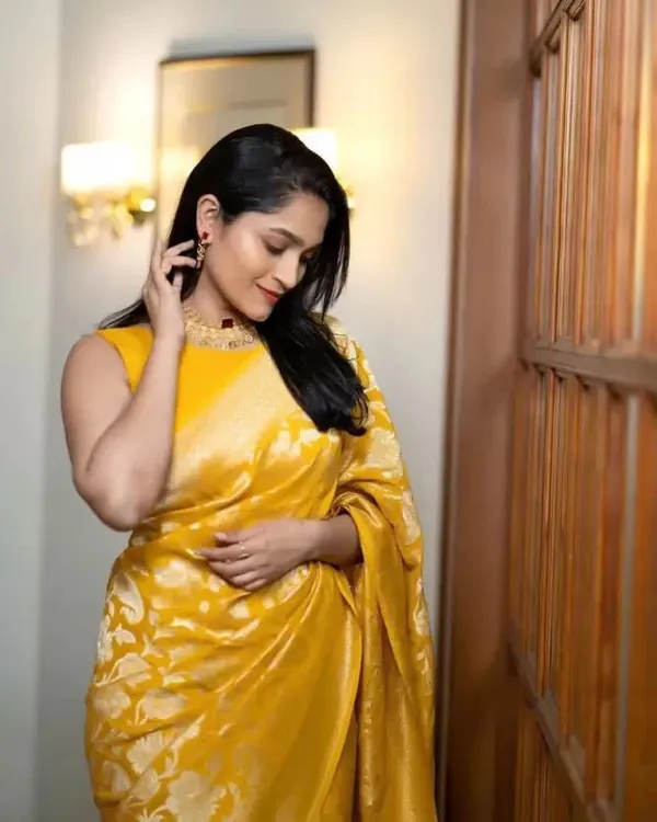 Saree_with_Floral_Woven_Motifs