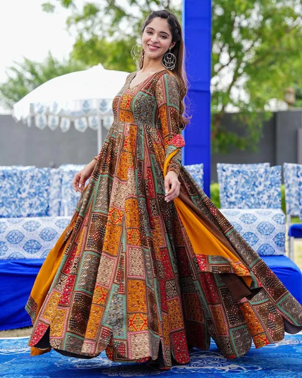 Designed_Muslin_Gown_With_Dupatta