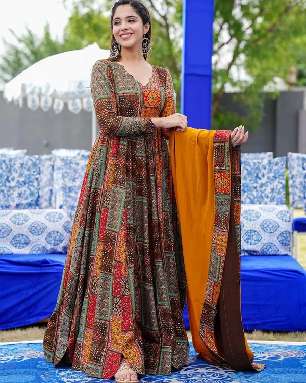 Designed_Muslin_Gown_With_Dupatta