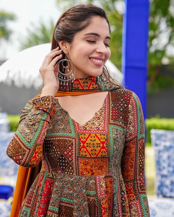 Designed_Muslin_Gown_With_Dupatta