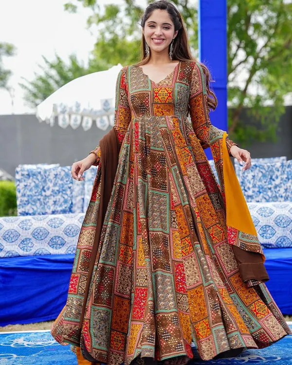 Designed_Muslin_Gown_With_Dupatta
