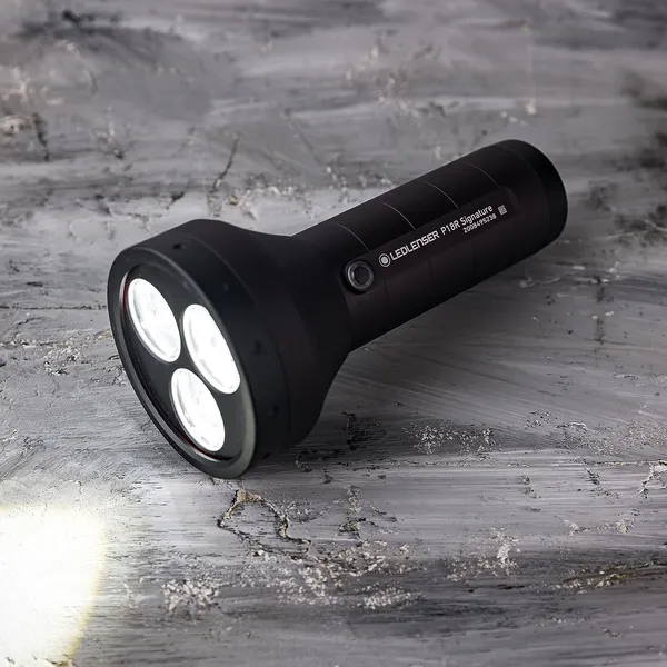 Ledllenser_Ledlenser_P18R_Signature_Handheld_Flashlights_|_Led_Configuration_-_Xtreme_Led_|_Luminosity_-_Max_2600_Lm_-_Min_30_Lm_|_Lighting_Range_-_Max_420_M_-_Min_50_M_|_Rechargeable_-_Yes_|_Outdoor