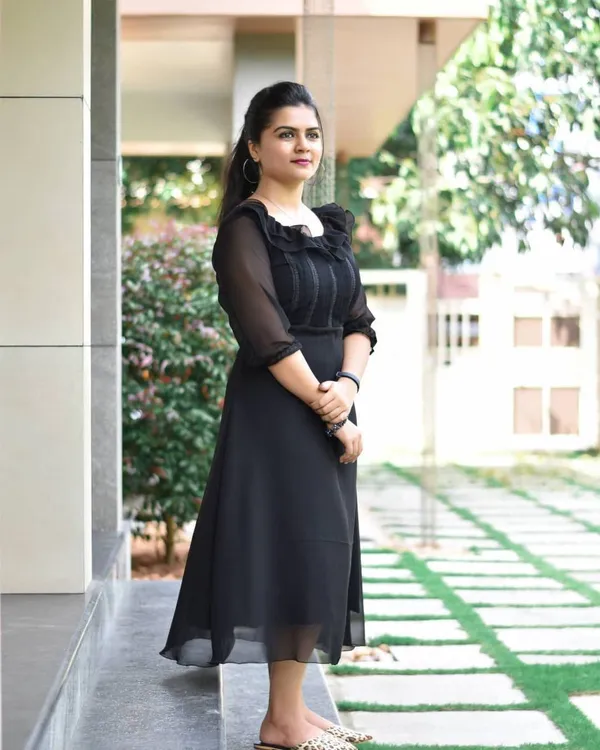 Women_Gown_Black_Dress