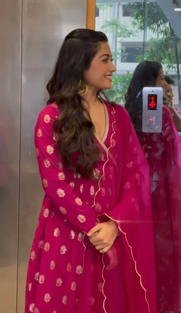 Rashmika_Pink_Suit_Plaza_Set