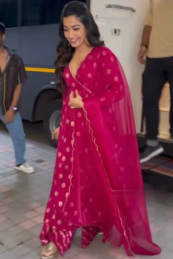 Rashmika_Pink_Suit_Plaza_Set