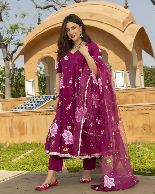 Tabi_Organza_Gown_with_a_soft_silk_feel