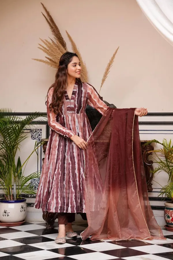 Mesmerizing_Brown_Gown_With_Dupatta