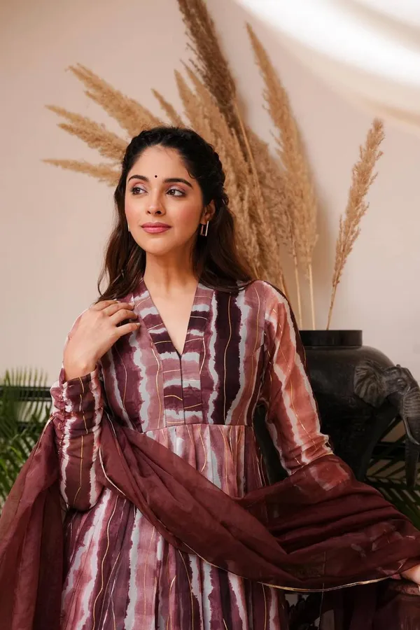 Mesmerizing_Brown_Gown_With_Dupatta