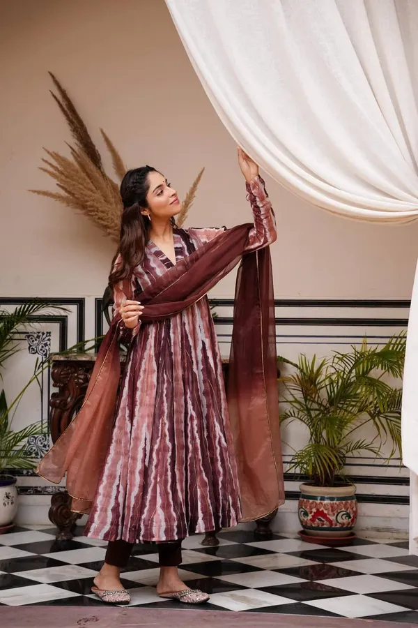 Mesmerizing_Brown_Gown_With_Dupatta