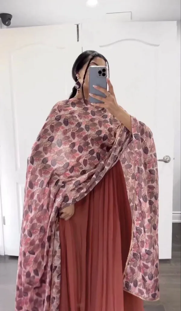 Georgette_Anarkali_Gown_With_kalamkari_Dupptta