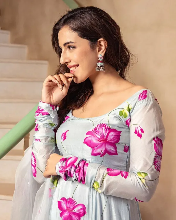 Organza_Gown_With_Monochrome_Dupatta
