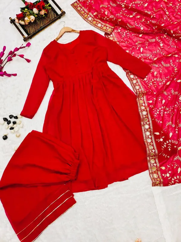 RED_SONAM_KAPOOR