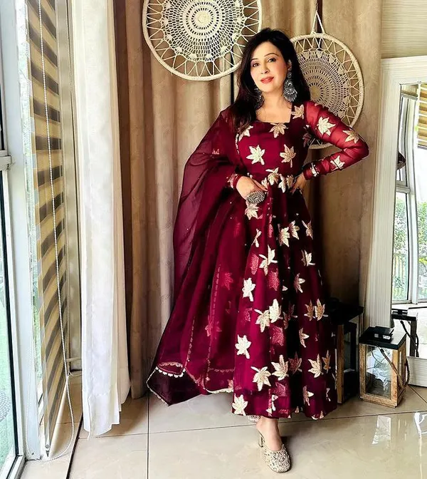 Embroidery_Floral_Printed_Women_Kurta_And_Dupatta_Set