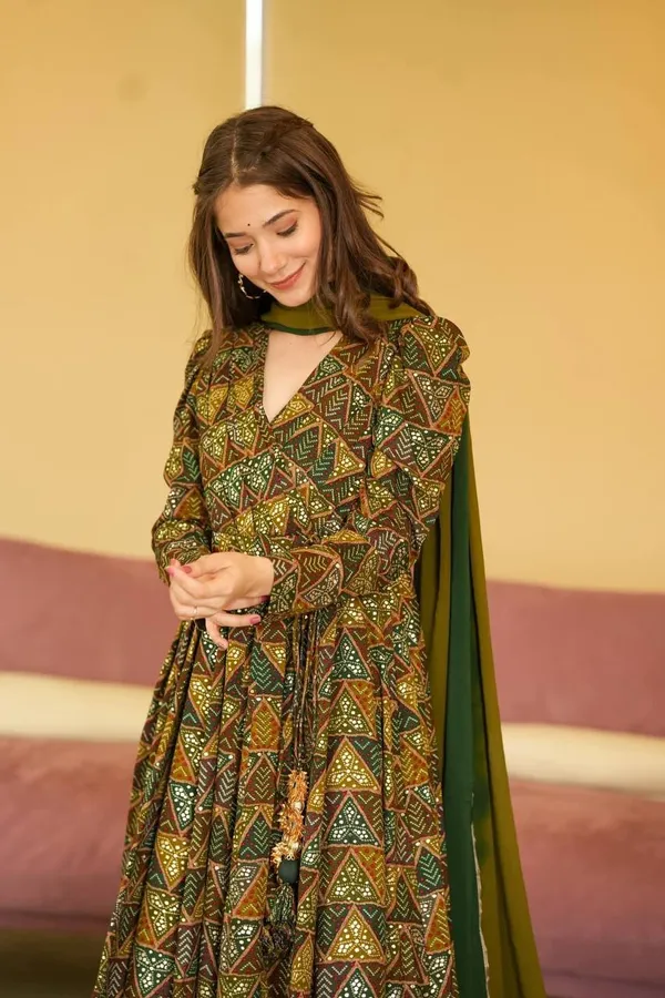 Embriodary_Hand_Printed_Women_Kurta_And_Dupatta_Set_(Green)