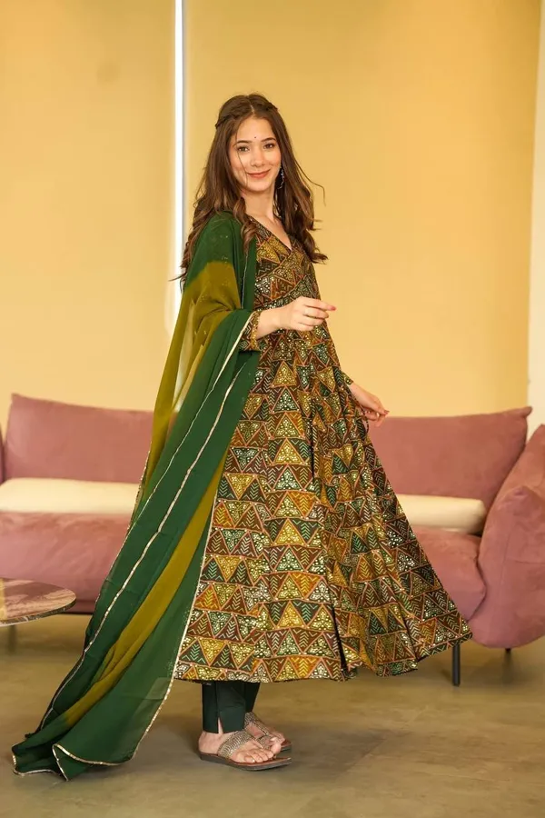 Embriodary_Hand_Printed_Women_Kurta_And_Dupatta_Set_(Green)